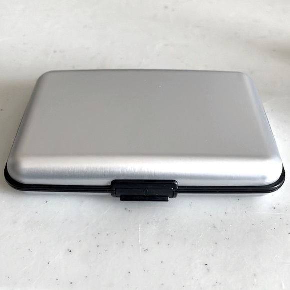 Card holder - Picture 1 of 9